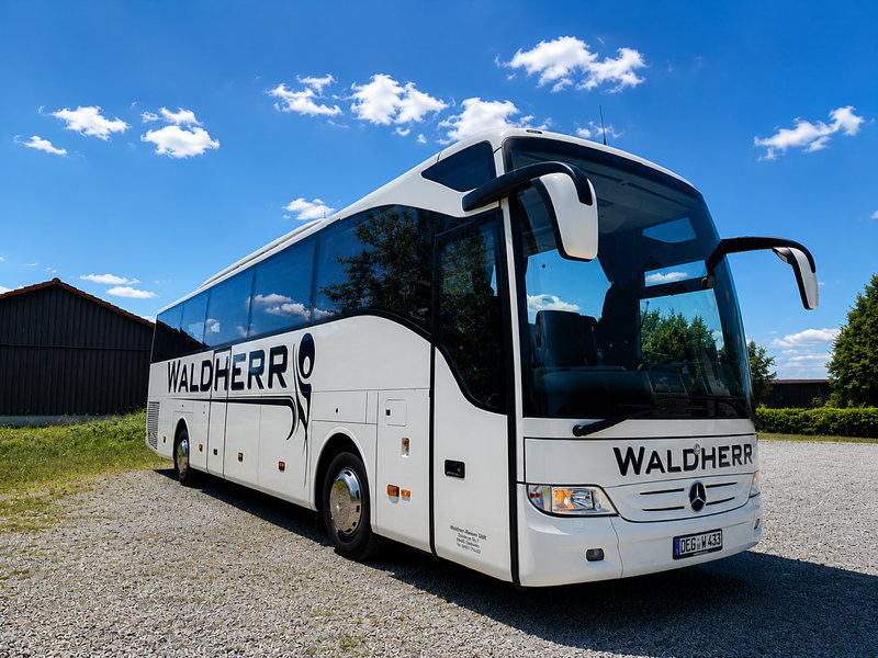 Weißer Mercedes-Benz Tourismo Reisebus von Waldherr, schräg von vorne fotografiert