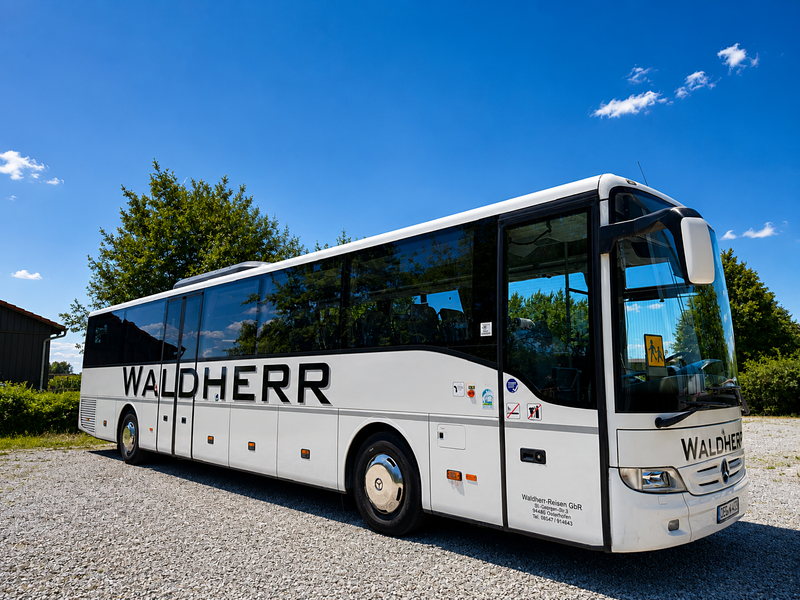 Überlandbus von Waldherr mit Schulbusschild, schräg von vorne fotografiert