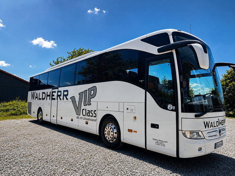 Reisebus der VIP-Class von Waldherr mit der Aufschrift „80 cm Sitzabstand“, Seitenansicht