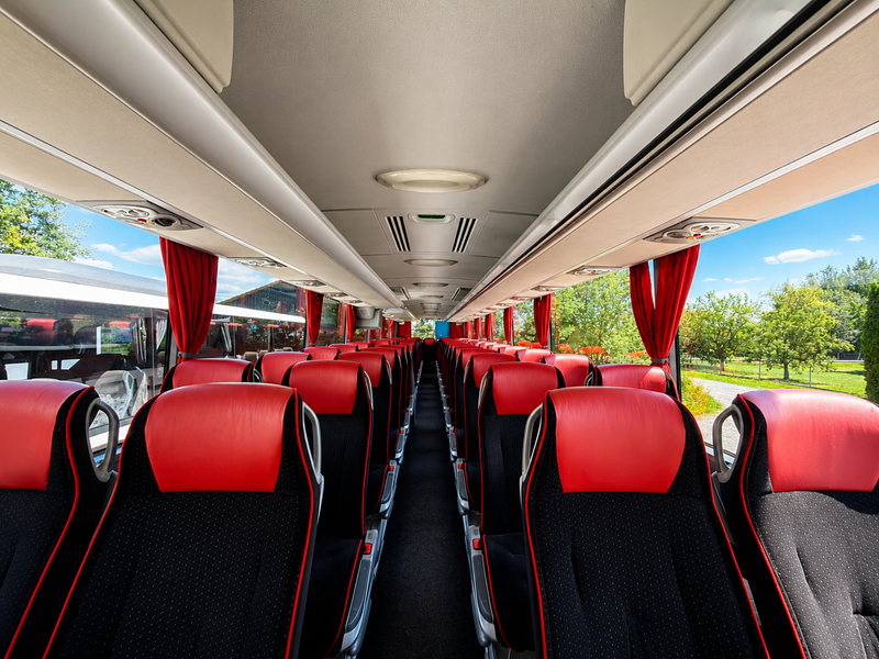 Innenraum der VIP-Class mit roten Ledersitzen, roten Vorhängen und breitem Beinraum